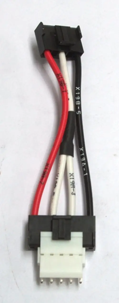 Kabel mit mehreren Anschlüssen in Schwarz, Rot und Weiß. Dient als Anpassungskabel für Daikin-Geräte. Verbindungselemente erscheinen in Netzstecker-Optik.